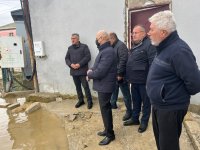 Abşeron Rayon İcra Hakimiyyətinin başçısı su basmış ərazilərdə sakinlərlə görüşdü (FOTO)