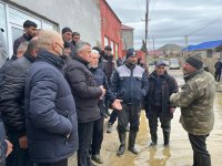 Abşeron Rayon İcra Hakimiyyətinin başçısı su basmış ərazilərdə sakinlərlə görüşdü (FOTO)