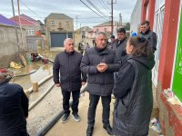 Abşeron Rayon İcra Hakimiyyətinin başçısı su basmış ərazilərdə sakinlərlə görüşdü (FOTO)
