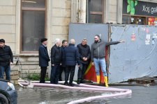 Abşeron Rayon İcra Hakimiyyətinin başçısı su basmış ərazilərdə sakinlərlə görüşdü (FOTO)