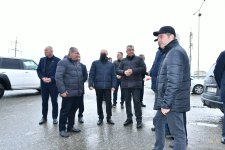 Abşeron Rayon İcra Hakimiyyətinin başçısı su basmış ərazilərdə sakinlərlə görüşdü (FOTO)