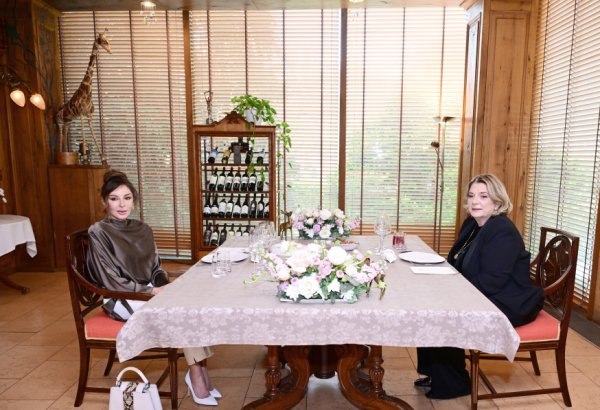 Tbilisidə Birinci xanım Mehriban Əliyevanın şərəfinə lanç verilib (FOTO)