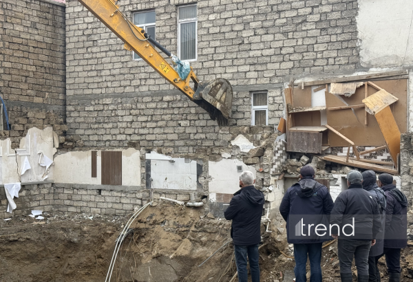 Kollektorun üzərində tikilən yaşayış evi niyə iki ay ərzində sökülməmişdi? – Açıqlama