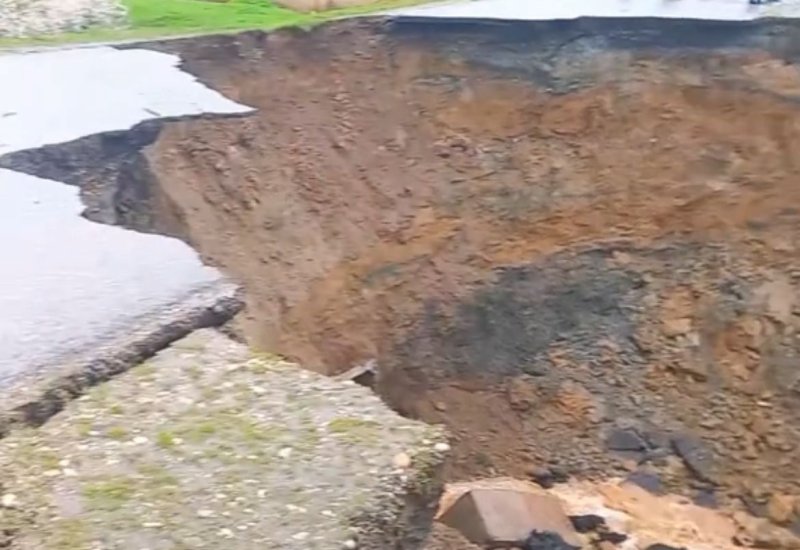 Qusarda sel yolun bir hissəsini yuyub aparıb (VİDEO)