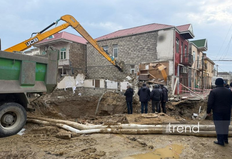Bakıda kollektor üzərində tikilən ev tam söküldü – tapşırıqlar verildi (FOTO/VİDEO)