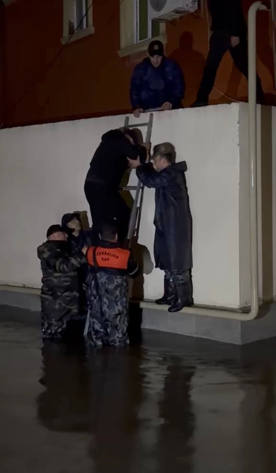 İntensiv yağışların fəsadlarının aradan qaldırılması işləri davam etdirilir - FHN (FOTO/VİDEO)