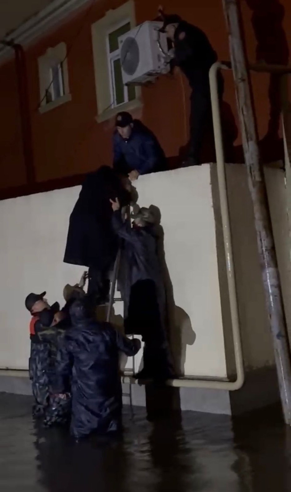 İntensiv yağışların fəsadlarının aradan qaldırılması işləri davam etdirilir - FHN (FOTO/VİDEO)