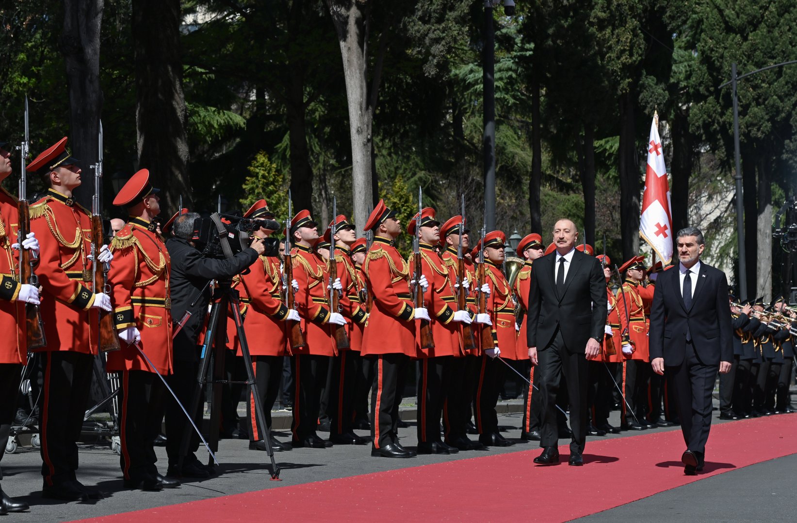 Prezident İlham Əliyevin Tbilisidə rəsmi qarşılanma mərasimi olub (YENİLƏNİB) (FOTO)