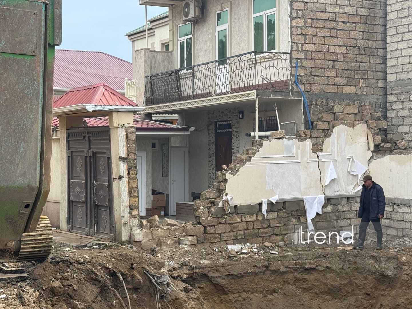 Bakıda kollektor üzərində tikilən ev tam söküldü – tapşırıqlar verildi (FOTO/VİDEO)