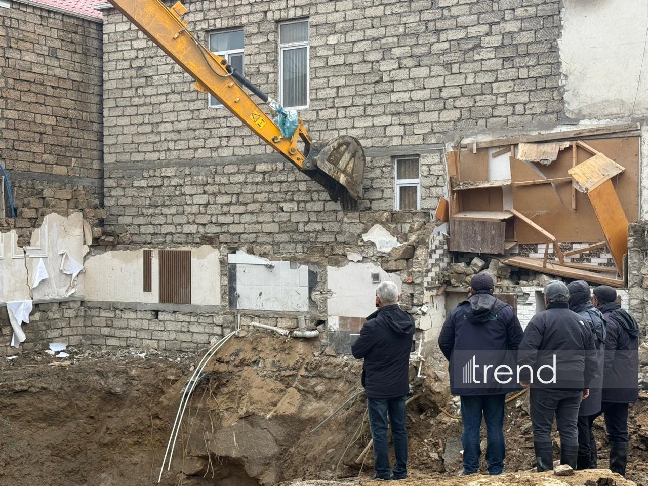 Bakıda kollektor üzərində tikilən ev tam söküldü – tapşırıqlar verildi (FOTO/VİDEO)