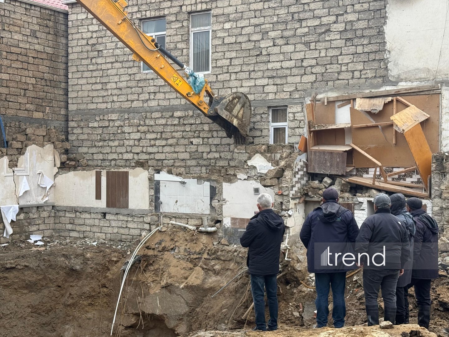 Bakıda kollektor üzərində tikilən ev tam söküldü – tapşırıqlar verildi (FOTO/VİDEO)