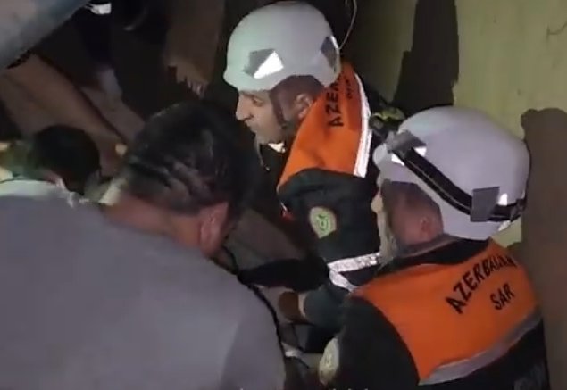 Bakıda ev çökdü, gənc qız xilas edildi (VİDEO)