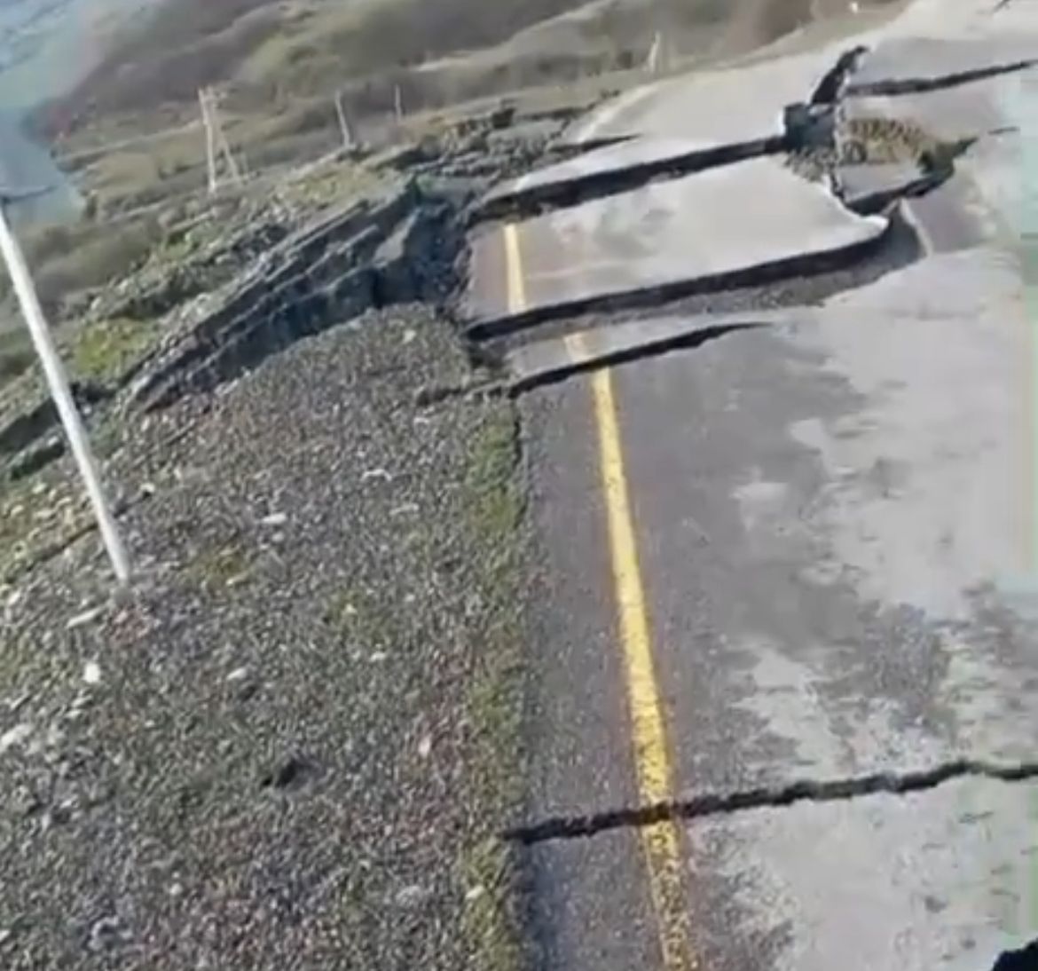 Quba–Qonaqkənd yolunda sürüşmə: Bərpa işlərinə başlamaq mümkün deyil (VİDEO)