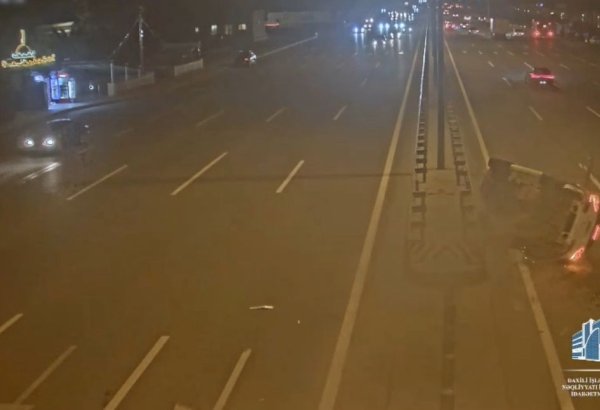 Aeroport şosesində yol qəzası: avtomobil aşıb (VİDEO)