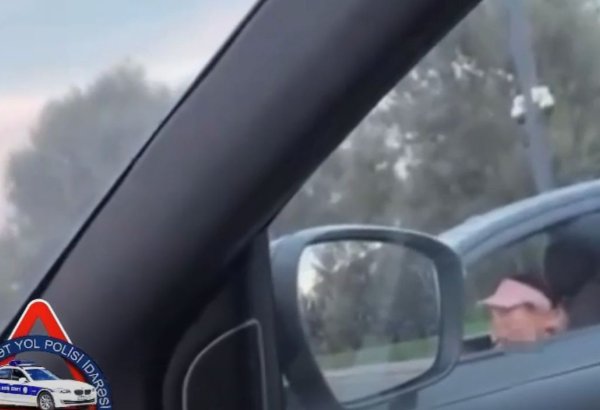 Bakıda azyaşlı qızına avtomobili idarə etməyə verən sürücü cəzalandırıldı (VİDEO)