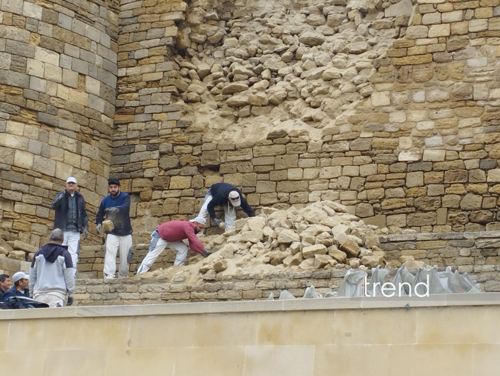 İçərişəhərin qala divarında aşınma baş verən ərazidən son görüntülər (FOTO/VİDEO)