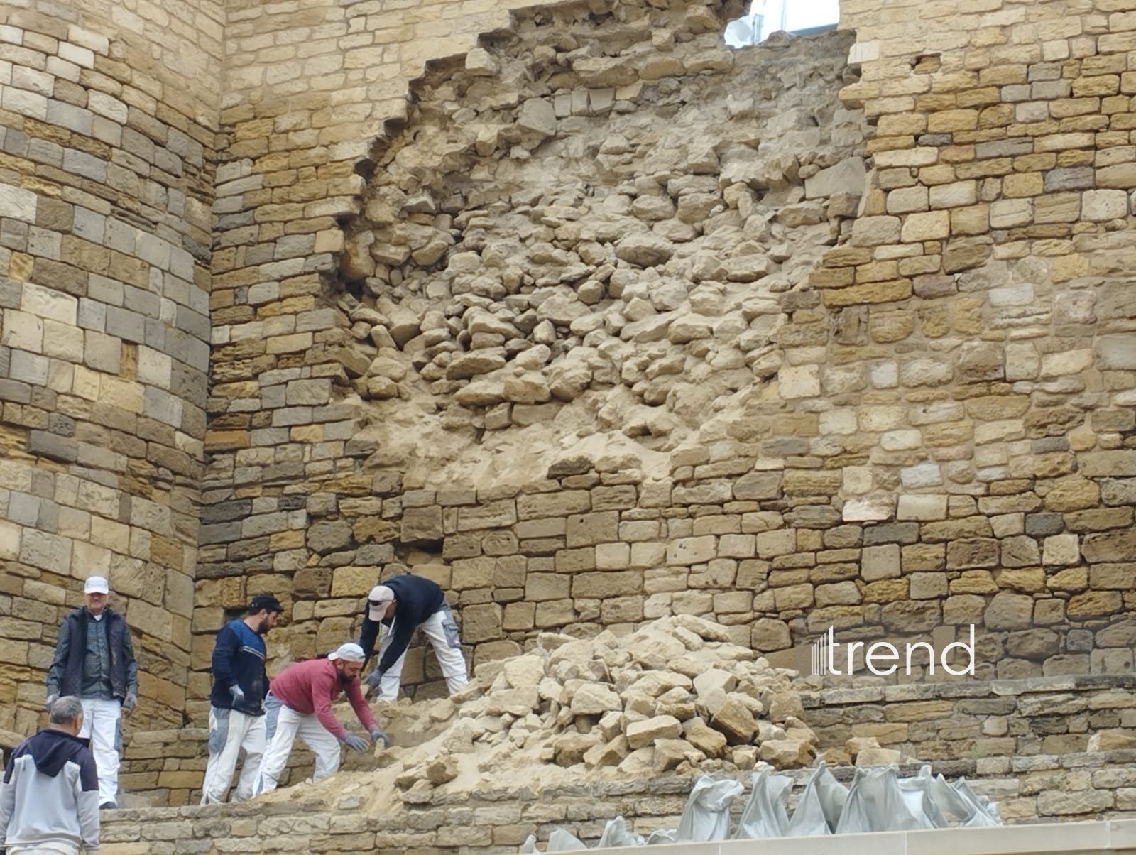 İçərişəhərin qala divarında aşınma baş verən ərazidən son görüntülər (FOTO/VİDEO)