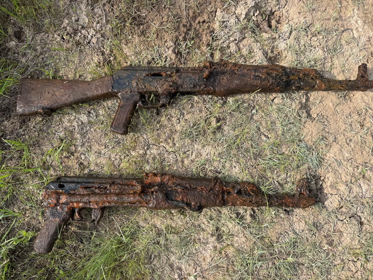 Saatlıda su kanalından odlu silahlar tapılıb