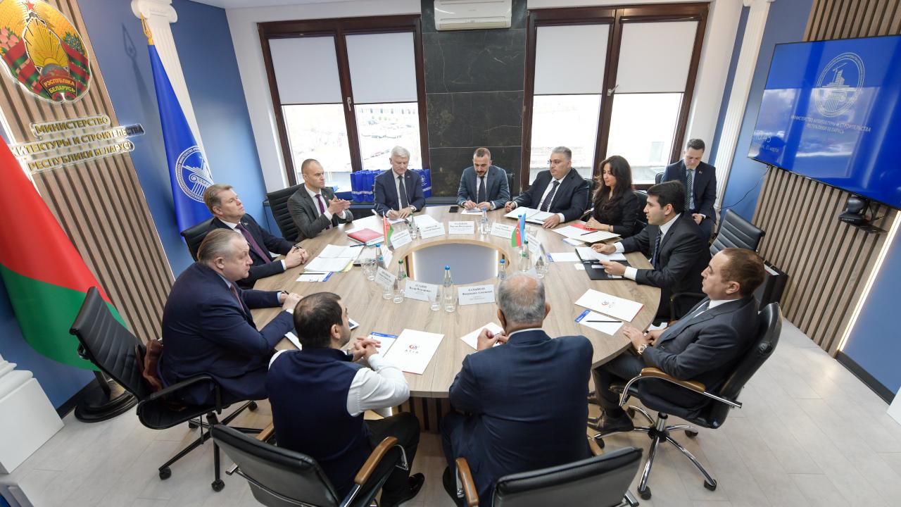 Belaruslu nazir Azerbaycan tikinti assosiasiyasının rəhbər heyətini qəbul edib (FOTO)