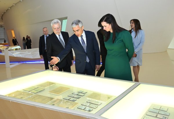 Litvanın Baş naziri İnqa Ruqiniene Heydər Əliyev Mərkəzində olub (FOTO)