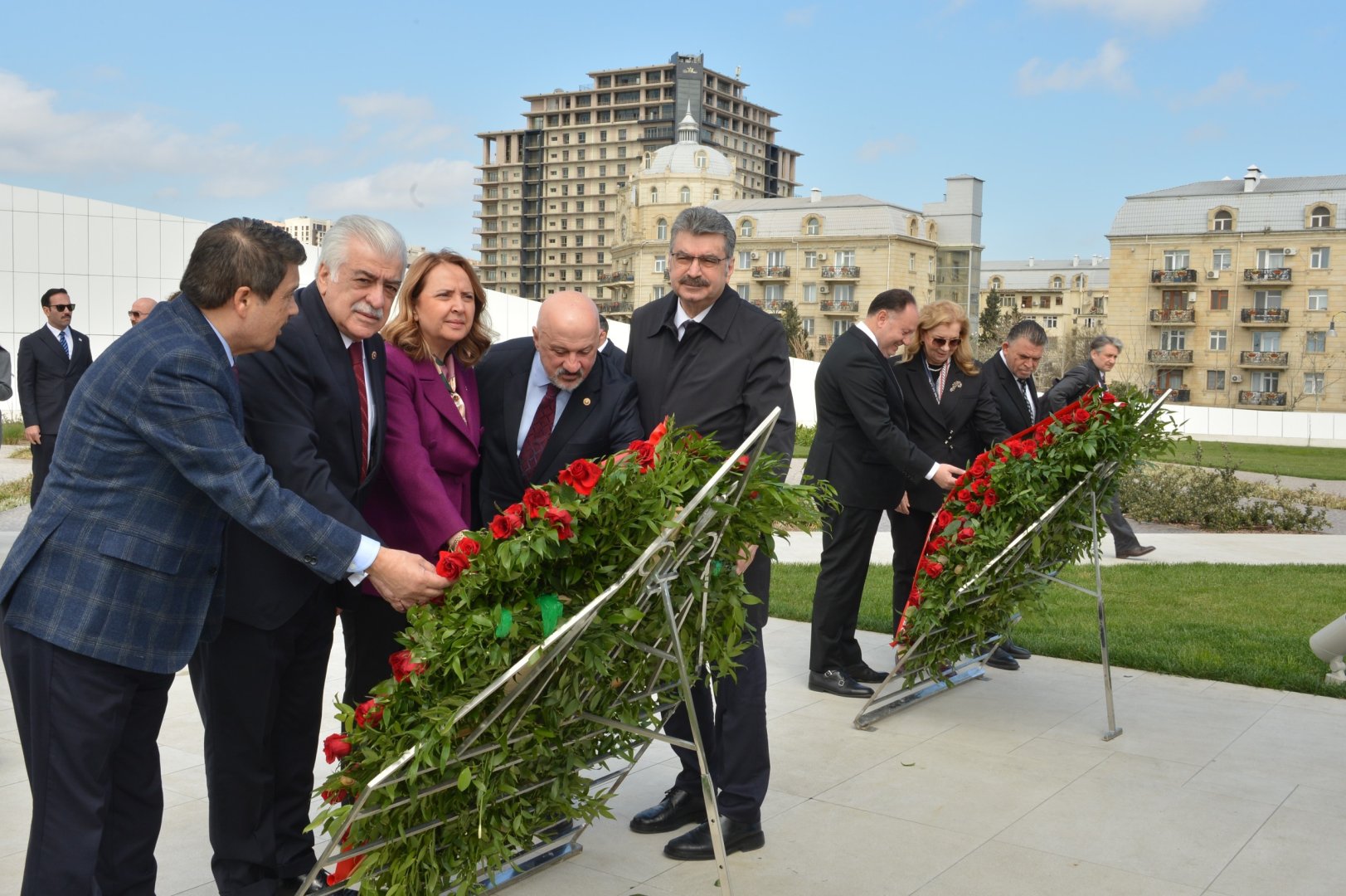 Parlament nümayəndə heyətləri Fəxri xiyabanı, Zəfər parkını və Türk şəhidliyini ziyarət ediblər (FOTO)