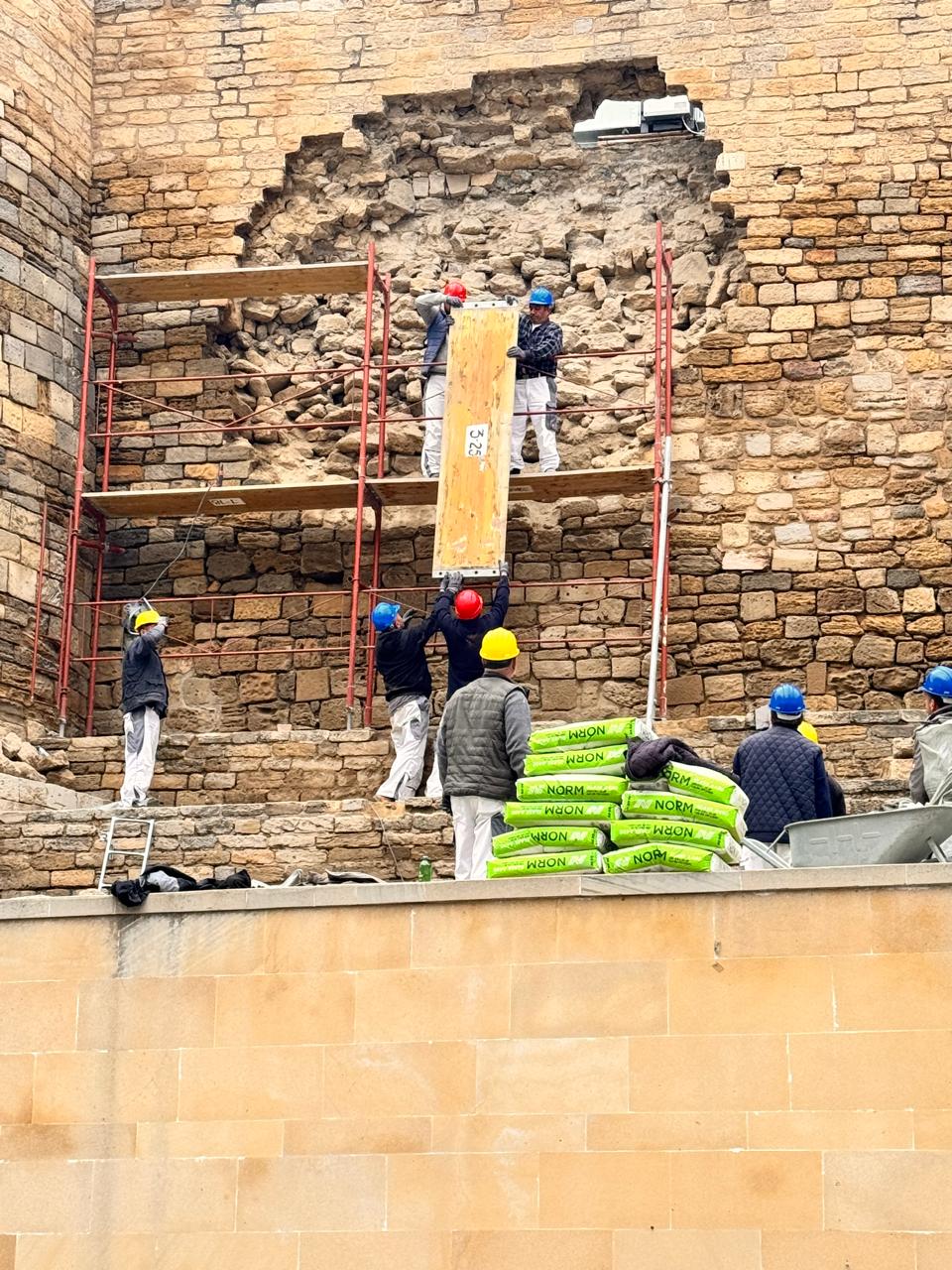 İçərişəhərdə qala divarının qismən dağılmasının səbəbi açıqlanıb (FOTO)