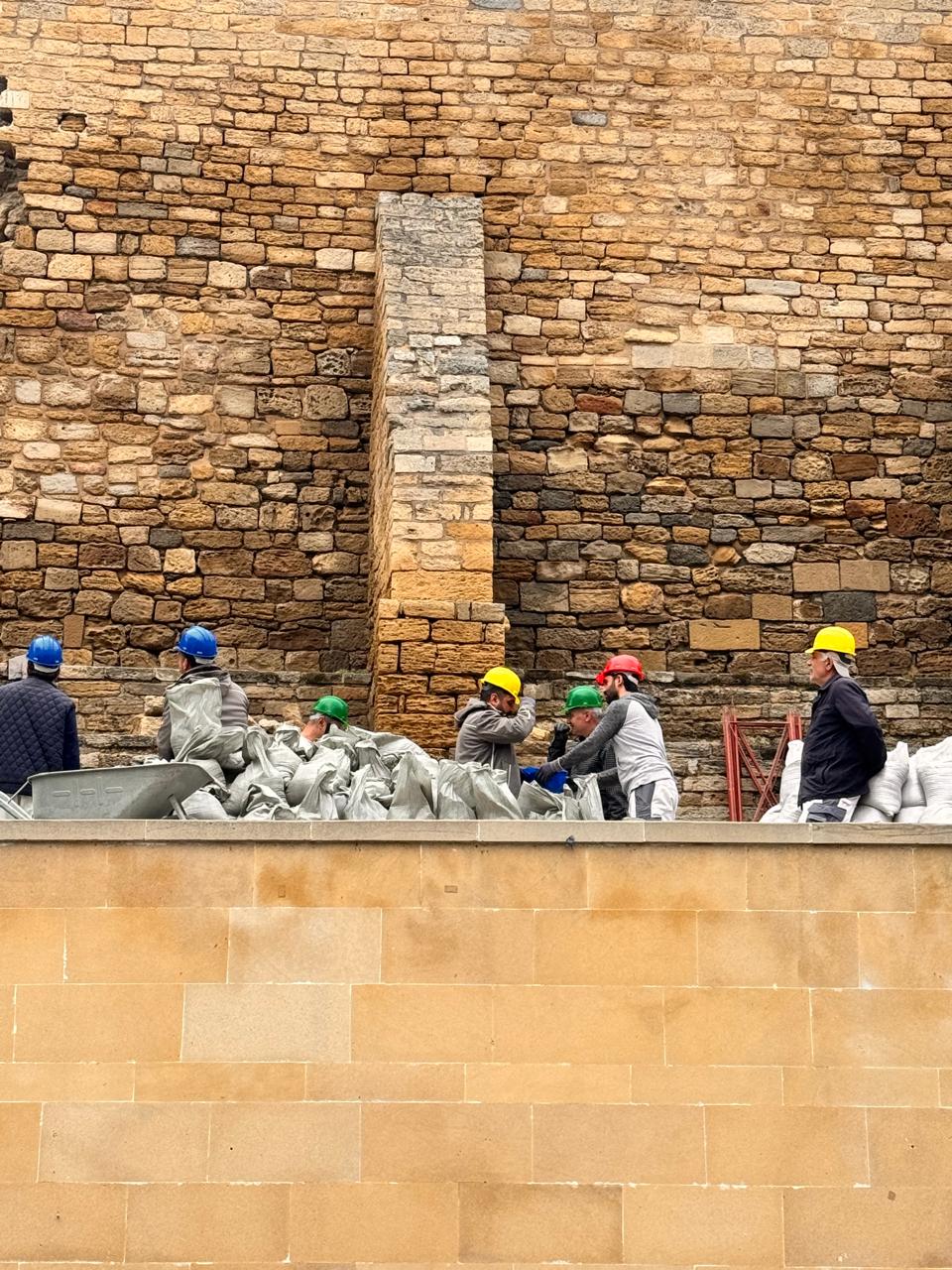 İçərişəhərdə qala divarının qismən dağılmasının səbəbi açıqlanıb (FOTO)