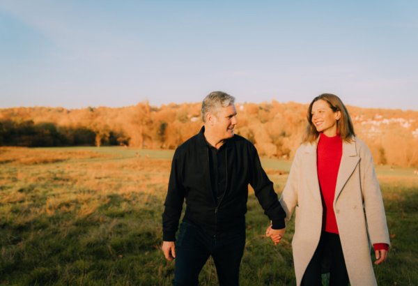 Britaniya baş naziri məzuniyyətə çıxdı: tənqid hədəfinə çevrildi