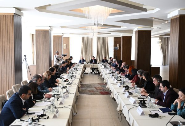 “Sülh Körpüsü” təşəbbüsü çərçivəsində Azərbaycan və Ermənistan vətəndaş cəmiyyətlərinin nümayəndələrinin iştirakı ilə Hikmət Hacıyevlə görüş baş tutub (FOTO/VİDEO)