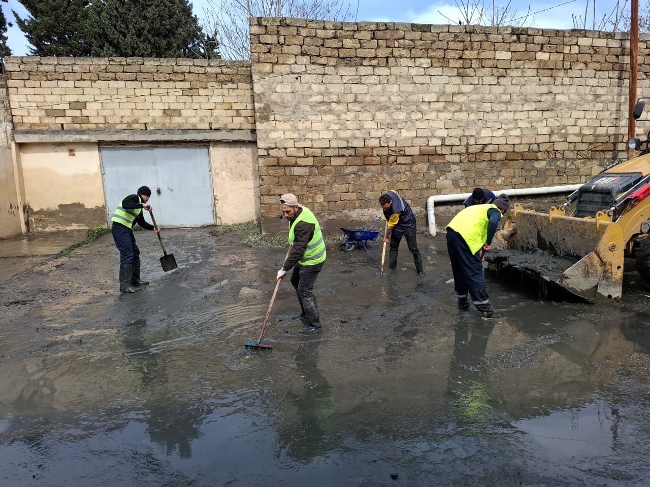 Keşlə qəsəbəsində yağışdan sonra yaranan fəsadlar aradan qaldırılır (FOTO)