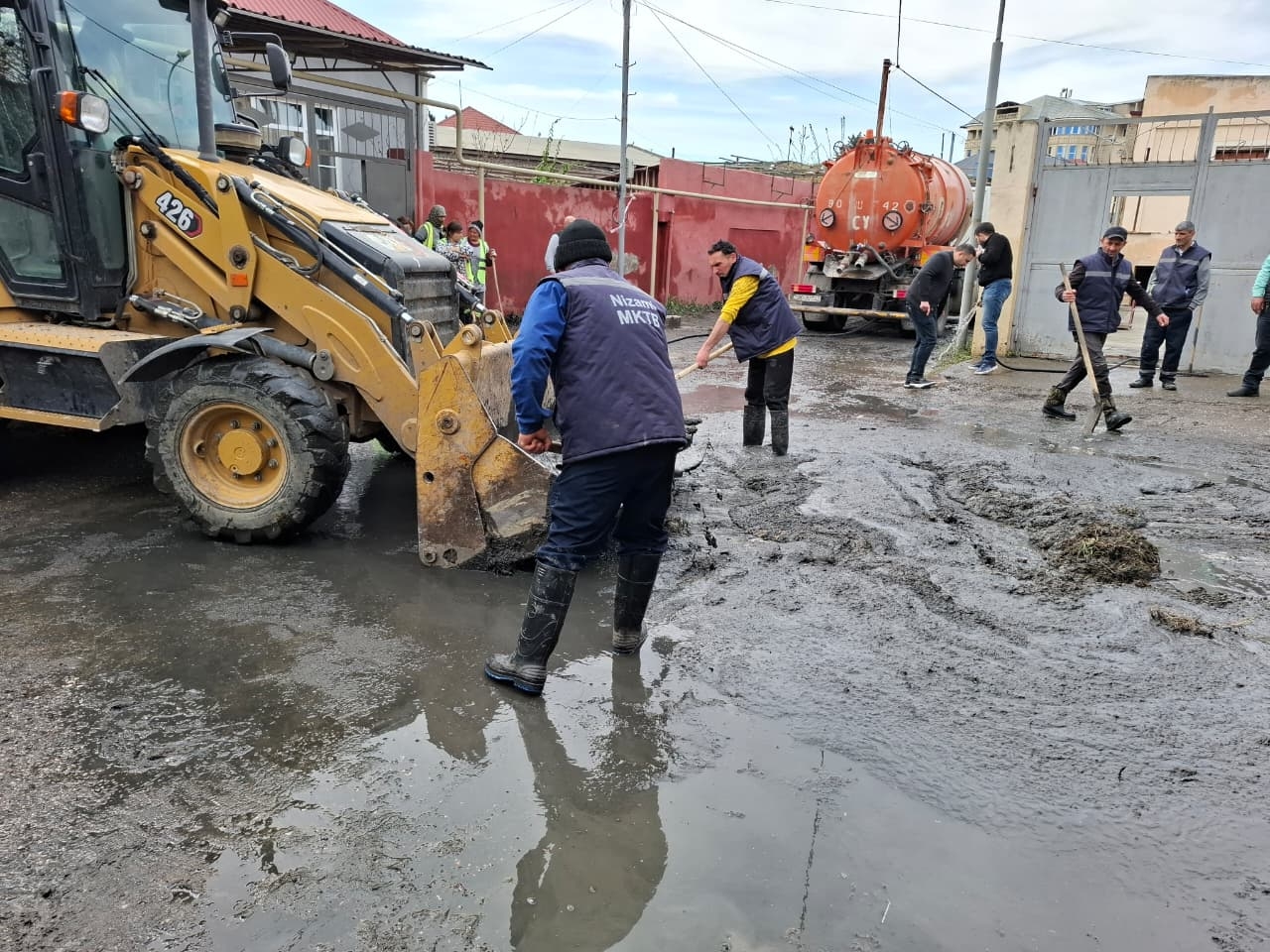 Keşlə qəsəbəsində yağışdan sonra yaranan fəsadlar aradan qaldırılır (FOTO)