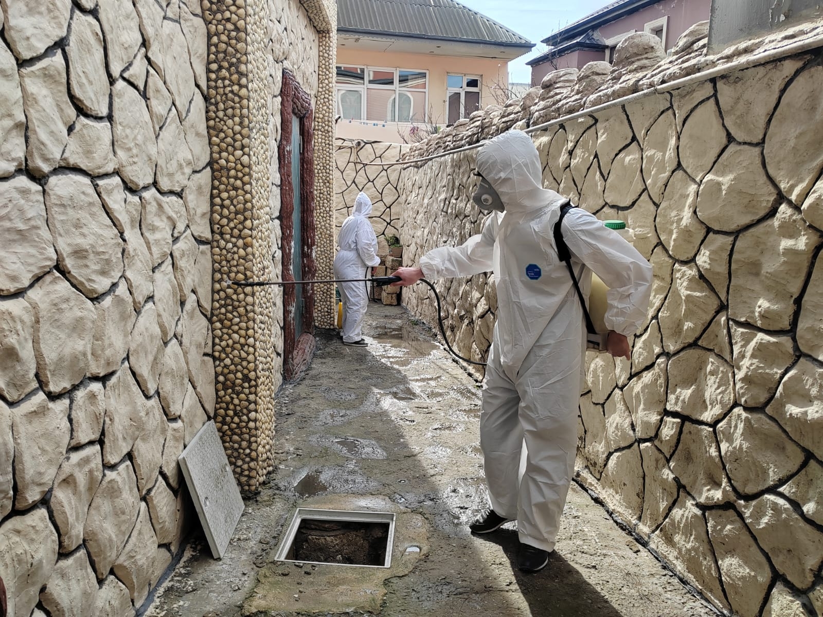 Keşlə qəsəbəsində yağışdan sonra yaranan fəsadlar aradan qaldırılır (FOTO)