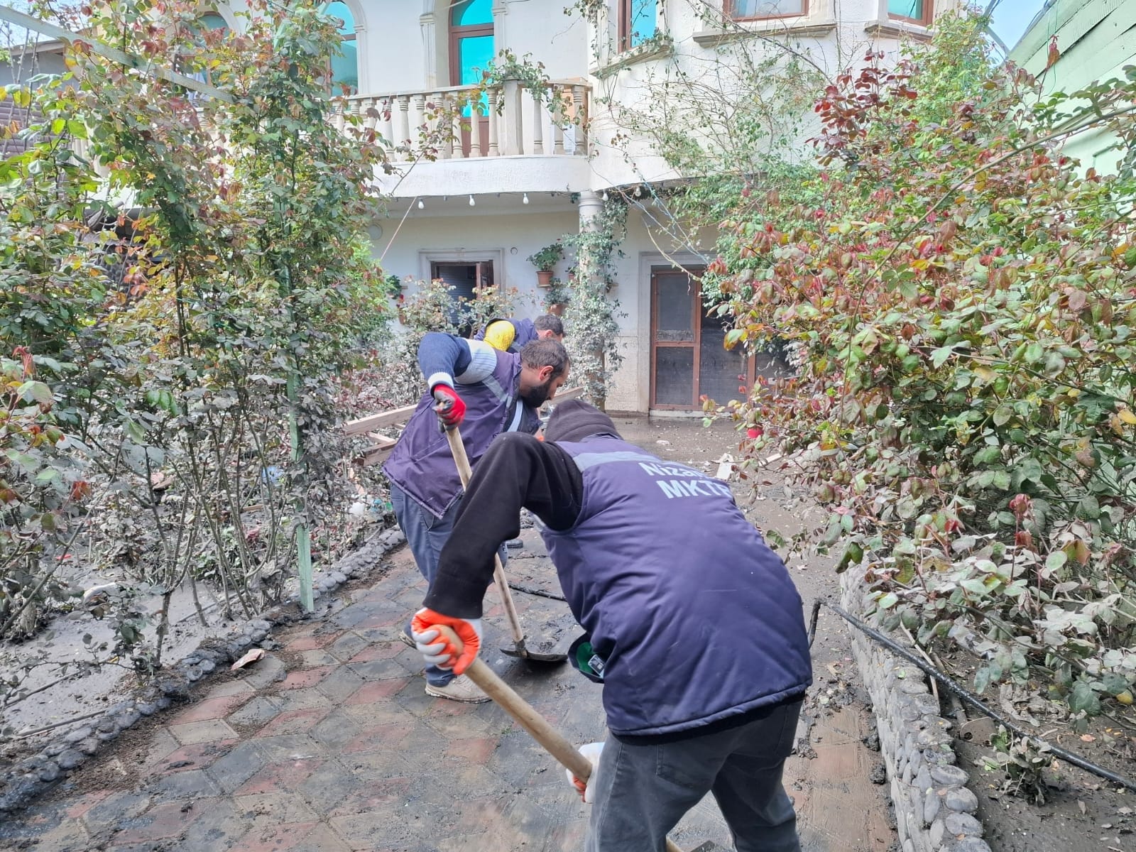 Keşlə qəsəbəsində yağışdan sonra yaranan fəsadlar aradan qaldırılır (FOTO)