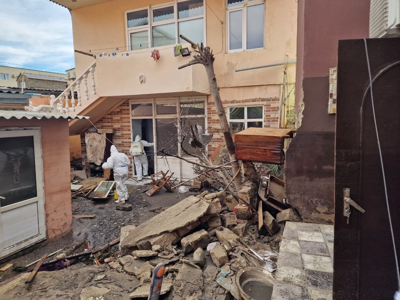 Keşlə qəsəbəsində yağışdan sonra yaranan fəsadlar aradan qaldırılır (FOTO)