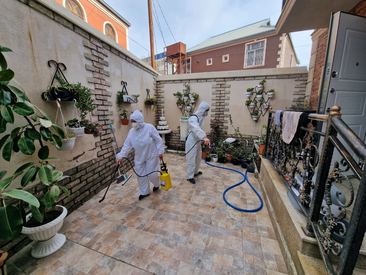 Keşlə qəsəbəsində yağışdan sonra yaranan fəsadlar aradan qaldırılır (FOTO)