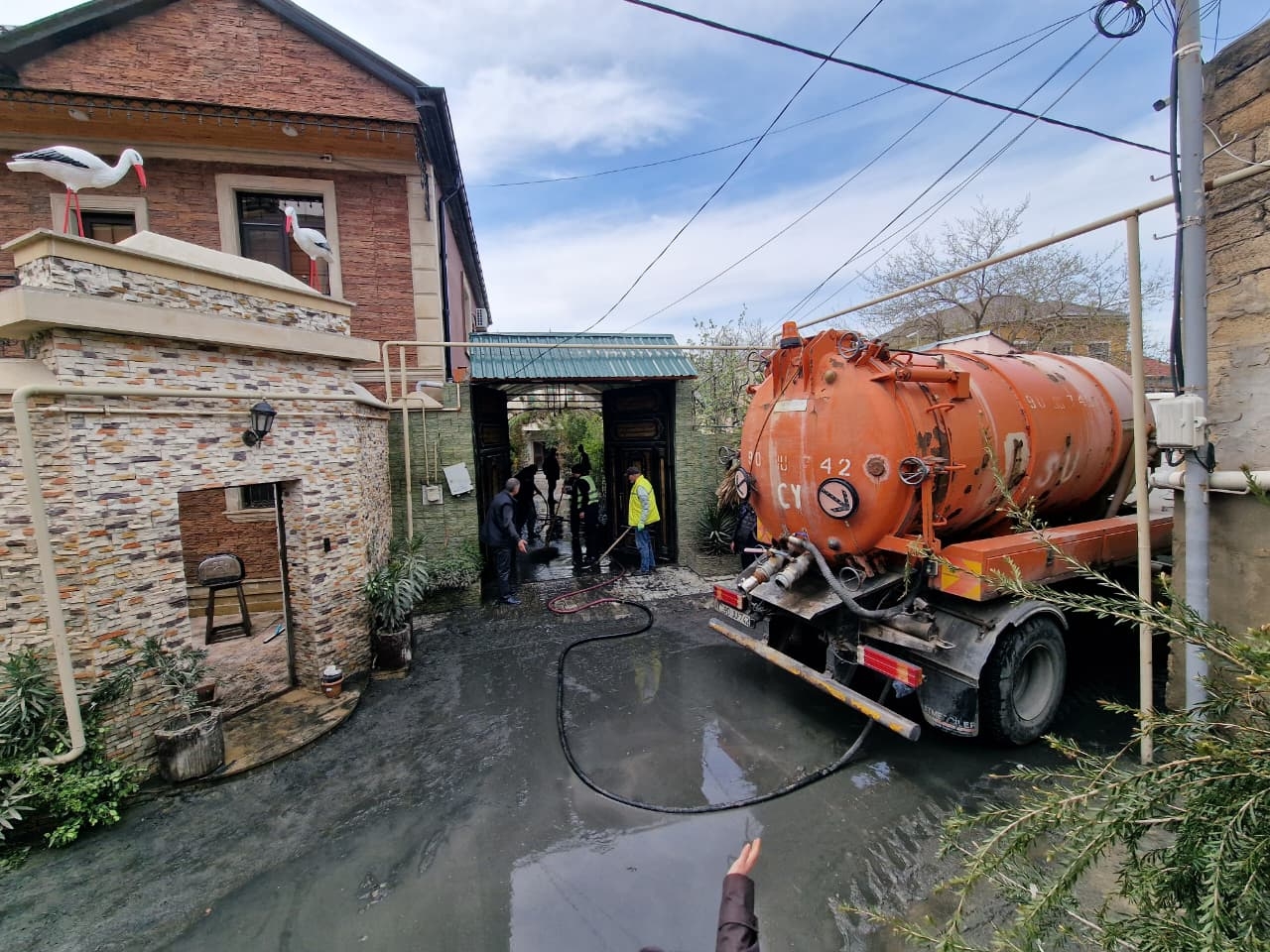 Keşlə qəsəbəsində yağışdan sonra yaranan fəsadlar aradan qaldırılır (FOTO)