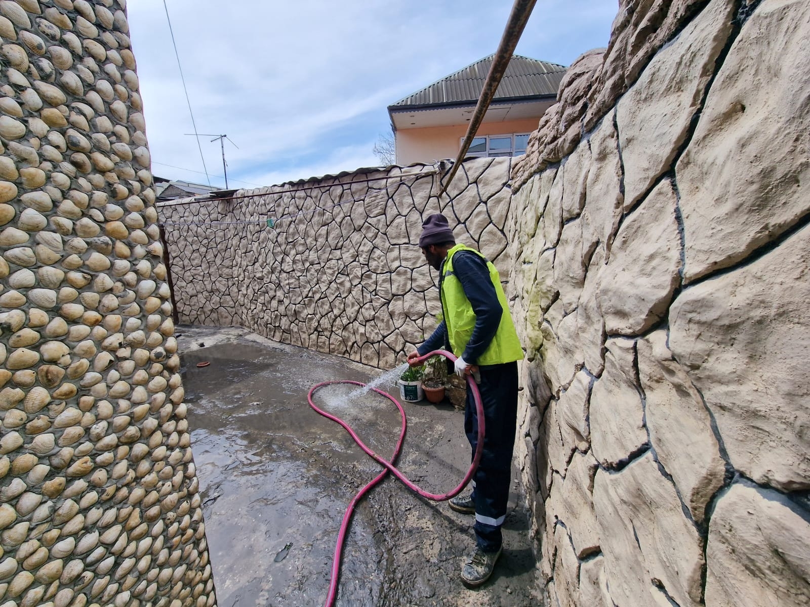 Keşlə qəsəbəsində yağışdan sonra yaranan fəsadlar aradan qaldırılır (FOTO)