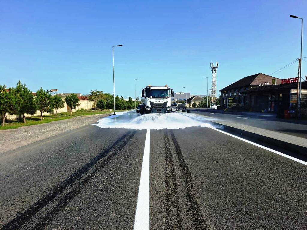 Paytaxt küçələri yuyulub (FOTO)