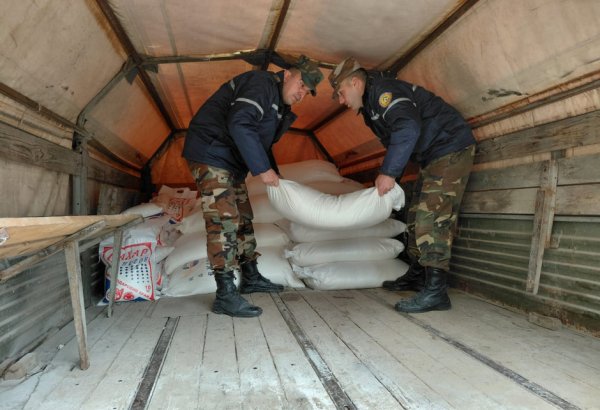 Torpaq sürüşməsi nəticəsində avtomobil yolunun sıradan çıxdığı Qonaqkəndə ərzaq göndərilib (FOTO/VİDEO)