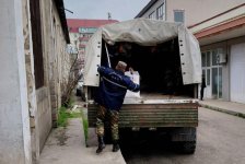 Torpaq sürüşməsi nəticəsində avtomobil yolunun sıradan çıxdığı Qonaqkəndə ərzaq göndərilib (FOTO/VİDEO)