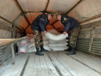 Torpaq sürüşməsi nəticəsində avtomobil yolunun sıradan çıxdığı Qonaqkəndə ərzaq göndərilib (FOTO/VİDEO)