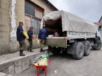 Torpaq sürüşməsi nəticəsində avtomobil yolunun sıradan çıxdığı Qonaqkəndə ərzaq göndərilib (FOTO/VİDEO)