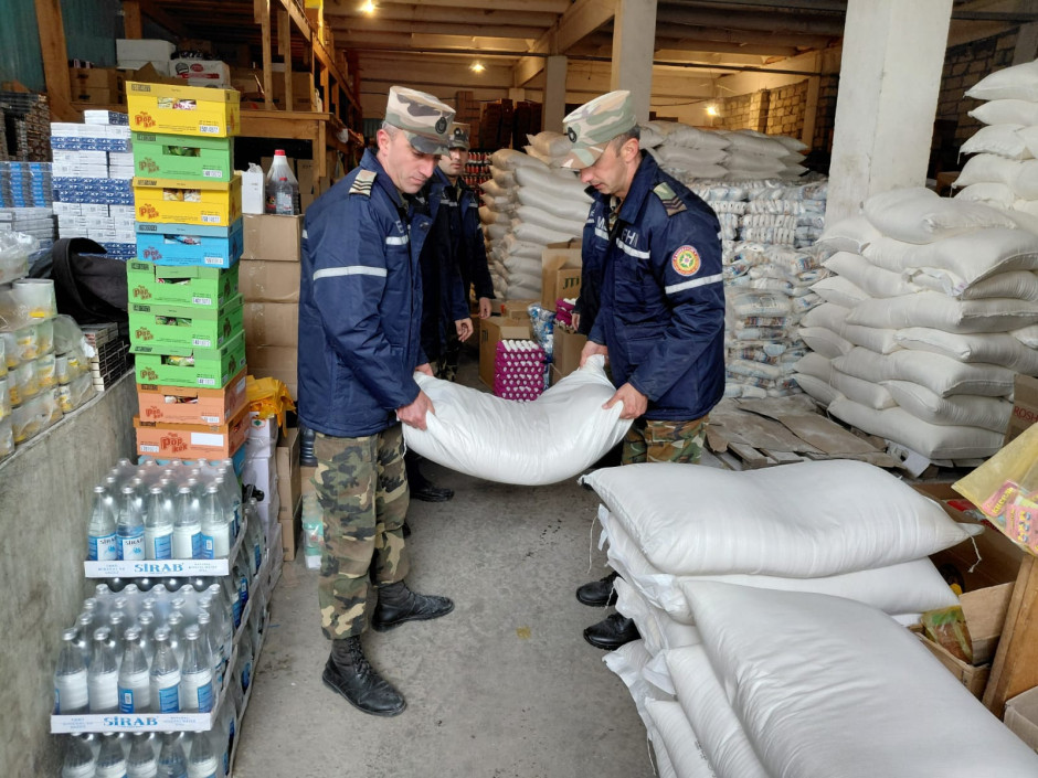 Torpaq sürüşməsi nəticəsində avtomobil yolunun sıradan çıxdığı Qonaqkəndə ərzaq göndərilib (FOTO/VİDEO)