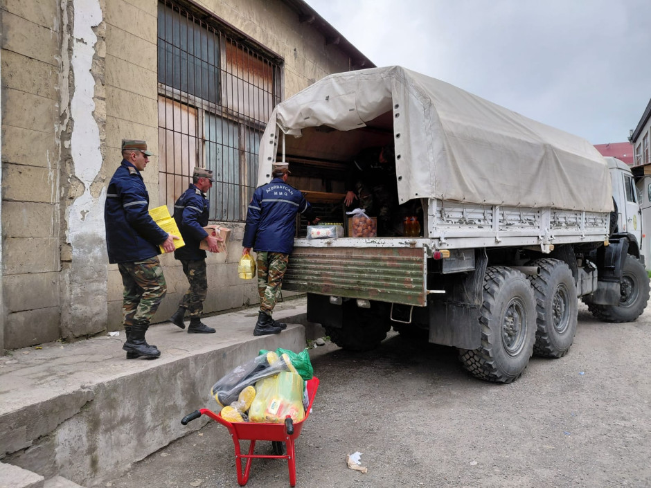 Torpaq sürüşməsi nəticəsində avtomobil yolunun sıradan çıxdığı Qonaqkəndə ərzaq göndərilib (FOTO/VİDEO)