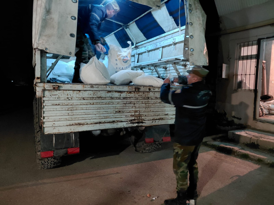 Torpaq sürüşməsi nəticəsində avtomobil yolunun sıradan çıxdığı Qonaqkəndə ərzaq göndərilib (FOTO/VİDEO)