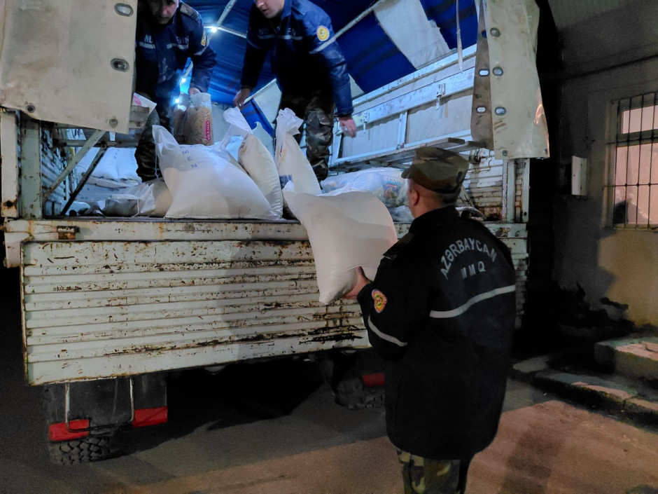 Torpaq sürüşməsi nəticəsində avtomobil yolunun sıradan çıxdığı Qonaqkəndə ərzaq göndərilib (FOTO/VİDEO)