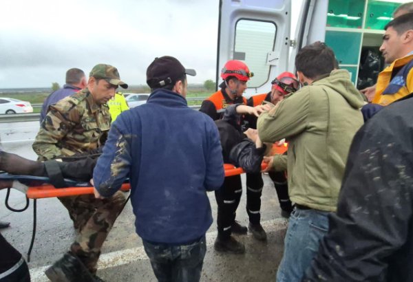 FHN avtomobildə sıxılı vəziyyətdə qalmış şəxsləri xilas edib (FOTO/VİDEO)