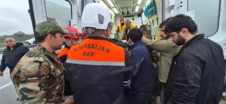 FHN avtomobildə sıxılı vəziyyətdə qalmış şəxsləri xilas edib (FOTO/VİDEO)