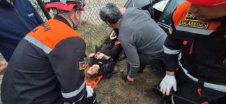 FHN avtomobildə sıxılı vəziyyətdə qalmış şəxsləri xilas edib (FOTO/VİDEO)