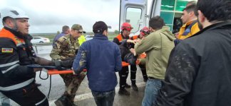 FHN avtomobildə sıxılı vəziyyətdə qalmış şəxsləri xilas edib (FOTO/VİDEO)